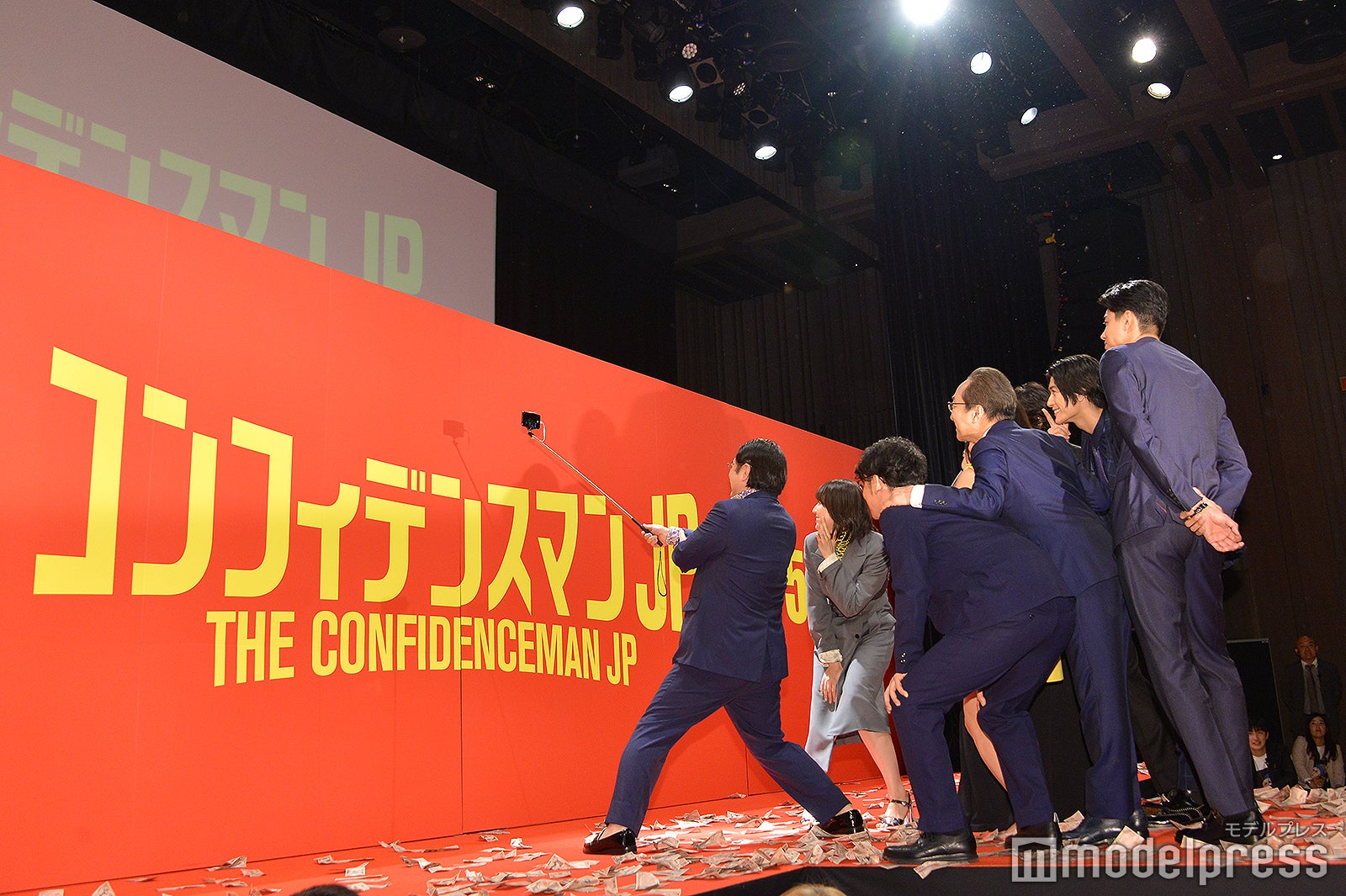 観客とセルフィー！（C）モデルプレス