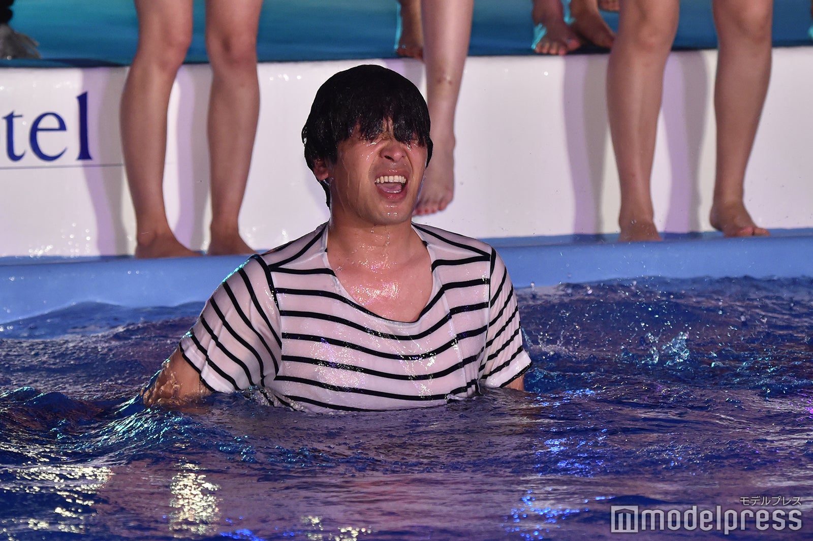 プールに落ちたちゅうえい （C）モデルプレス