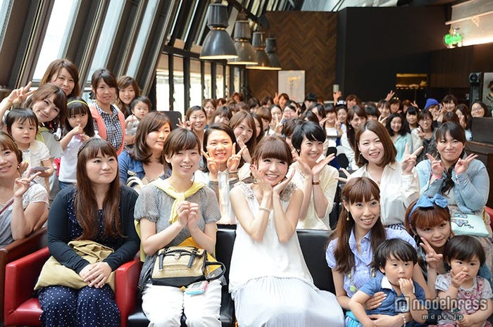 桃のメイクイベントに、約100人のファンが駆けつけた。