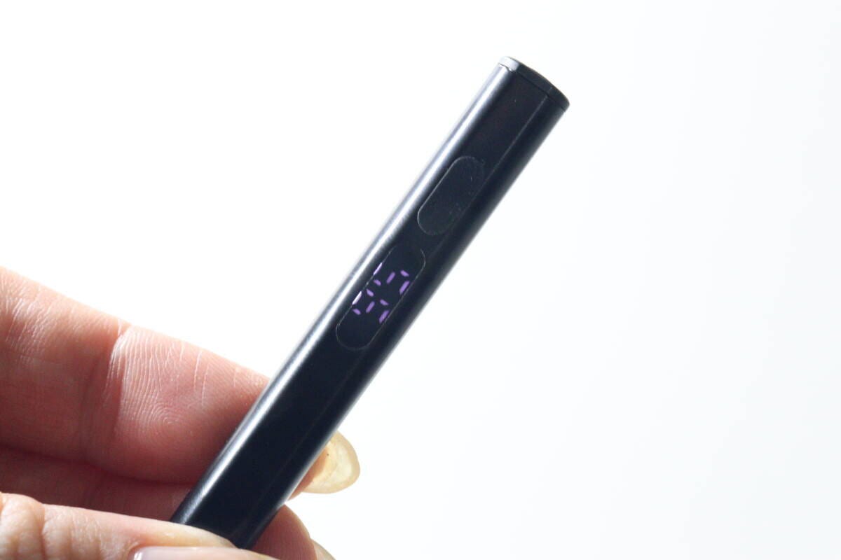 充電式タッチペンの液晶画面に「99」と充電残量が表示されているクローズアップ