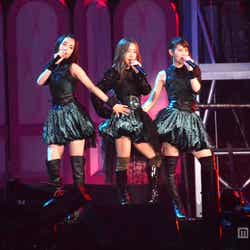 (左から)加藤玲奈、板野友美、永尾まりや/「愛しさのDefense」