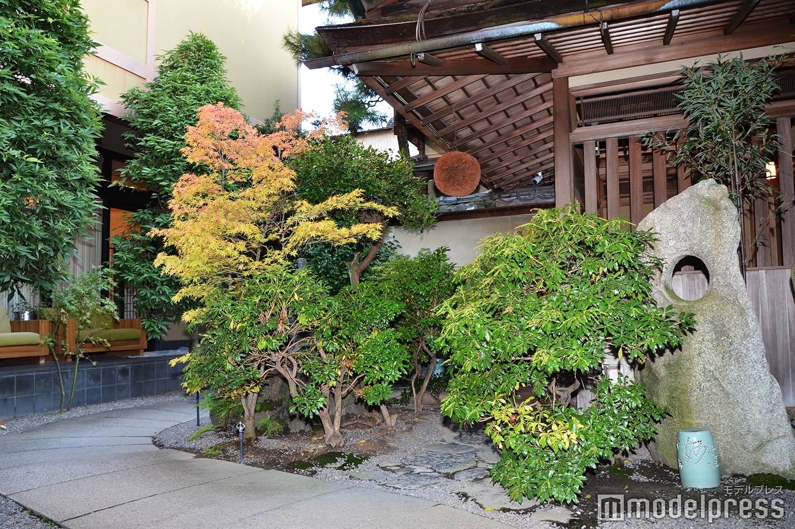 坪庭と季節の花々（C）モデルプレス