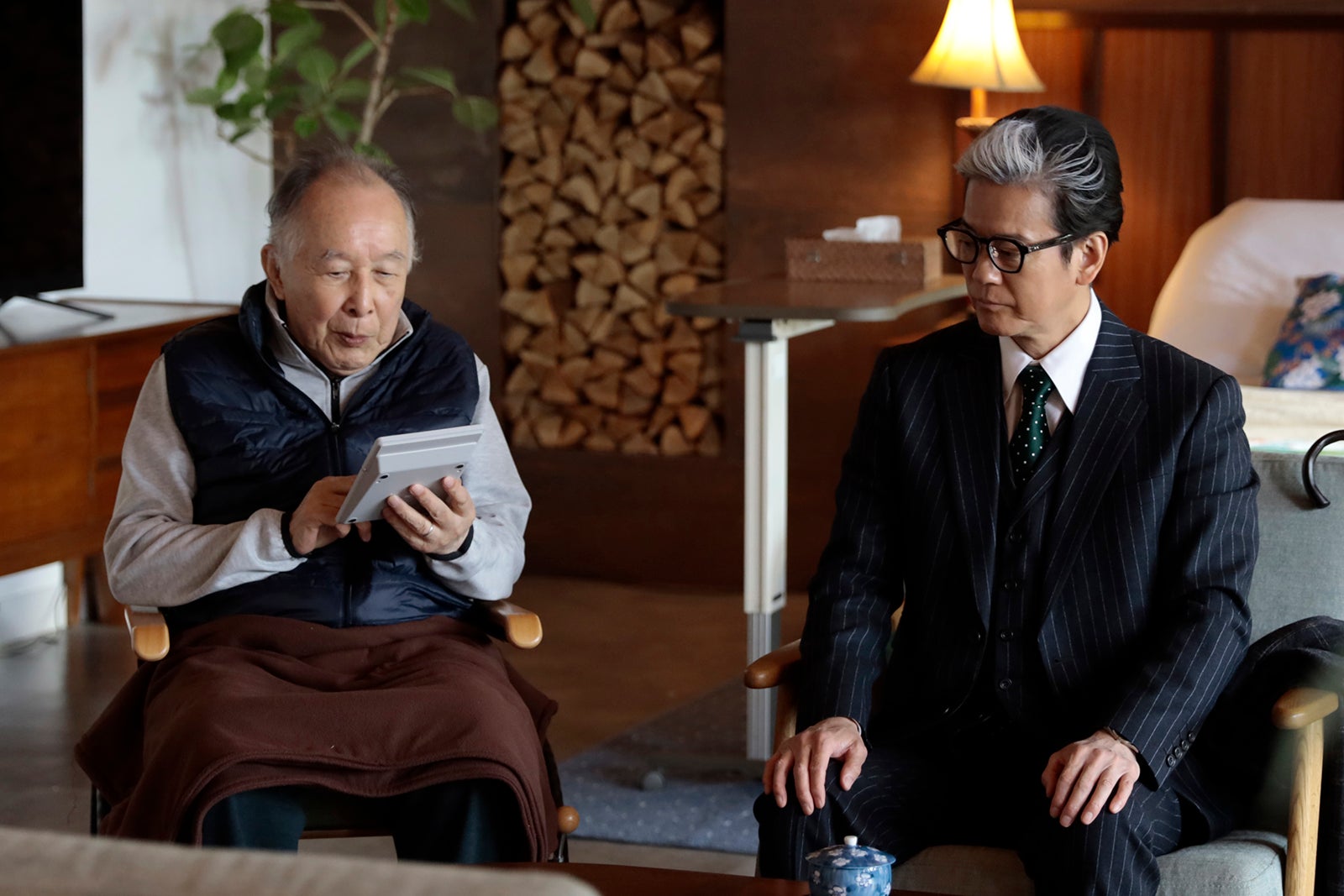 橋爪功、唐沢寿明「プライベートバンカー」第1話（C）テレビ朝日