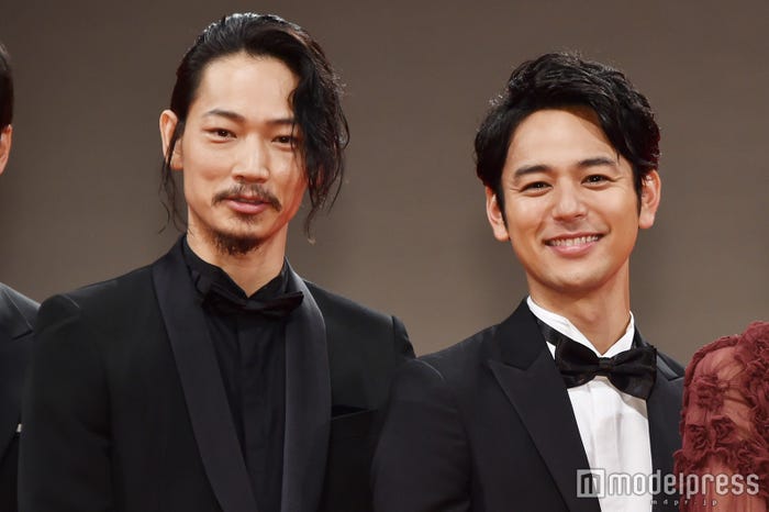 直人(宿・矢田部from武曲)&優馬(妻夫木聡)(C)モデルプレス※以下写真全て綾野剛、あまりのカメレオンぶりに別人のため“宿”はその時期に撮影している役柄を示す