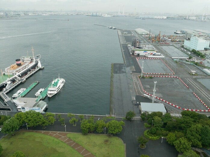 山下公園前面海上に係留されている日本郵船氷川丸や山下ふ頭の「実物大動くガンダム」などが一望（2022年9月1日撮影）
