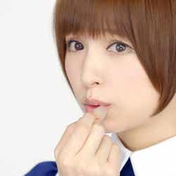 篠田麻里子/新CM「メンソレータムマリコ」篇