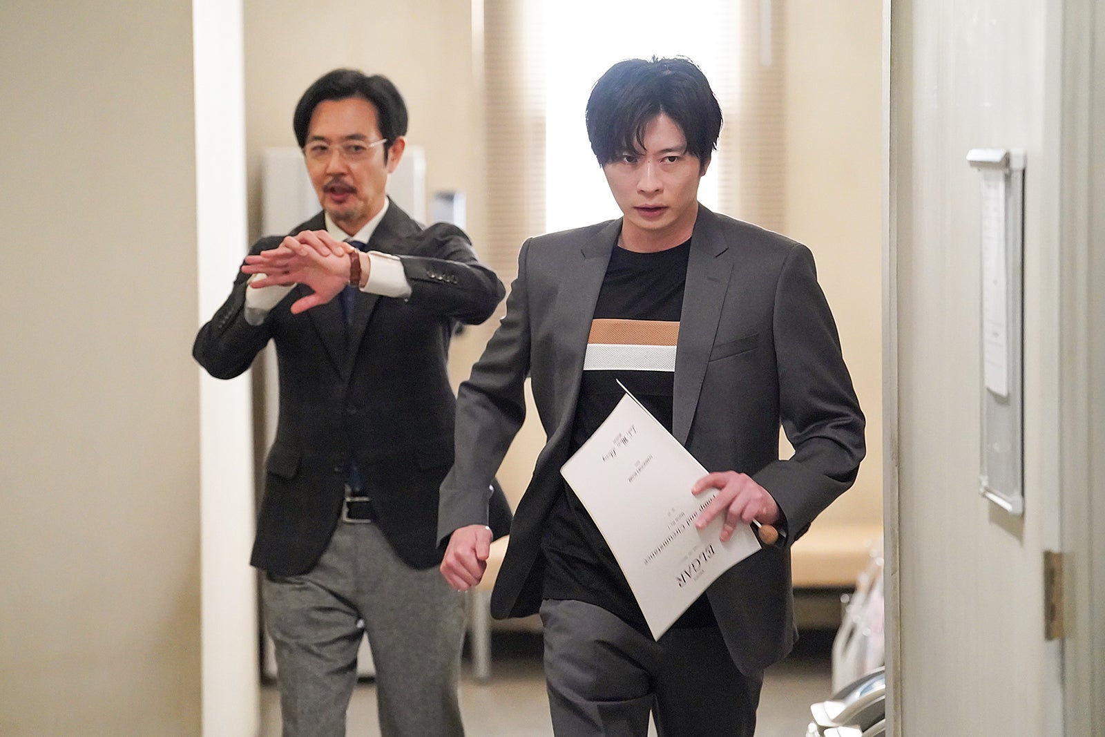 岡部たかし、田中圭／ 「リバーサルオーケストラ」第2話より（C）日本テレビ