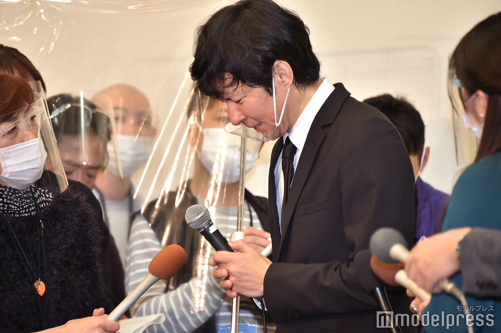 渡部建謝罪会見の様子 （C）モデルプレス
