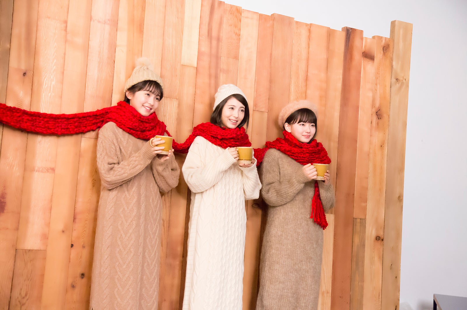 （左から）久間田琳加、浜辺美波、山田杏奈／新CMメイキングカット（提供画像）