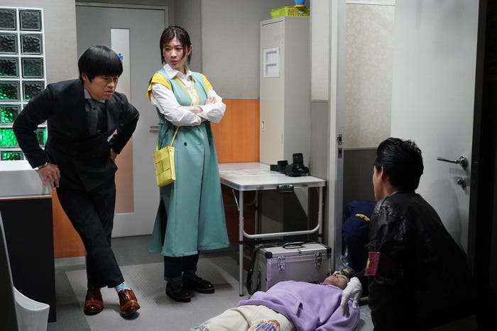 バカリズム、篠原涼子、味方良介「イップス」第2話より(C)フジテレビ