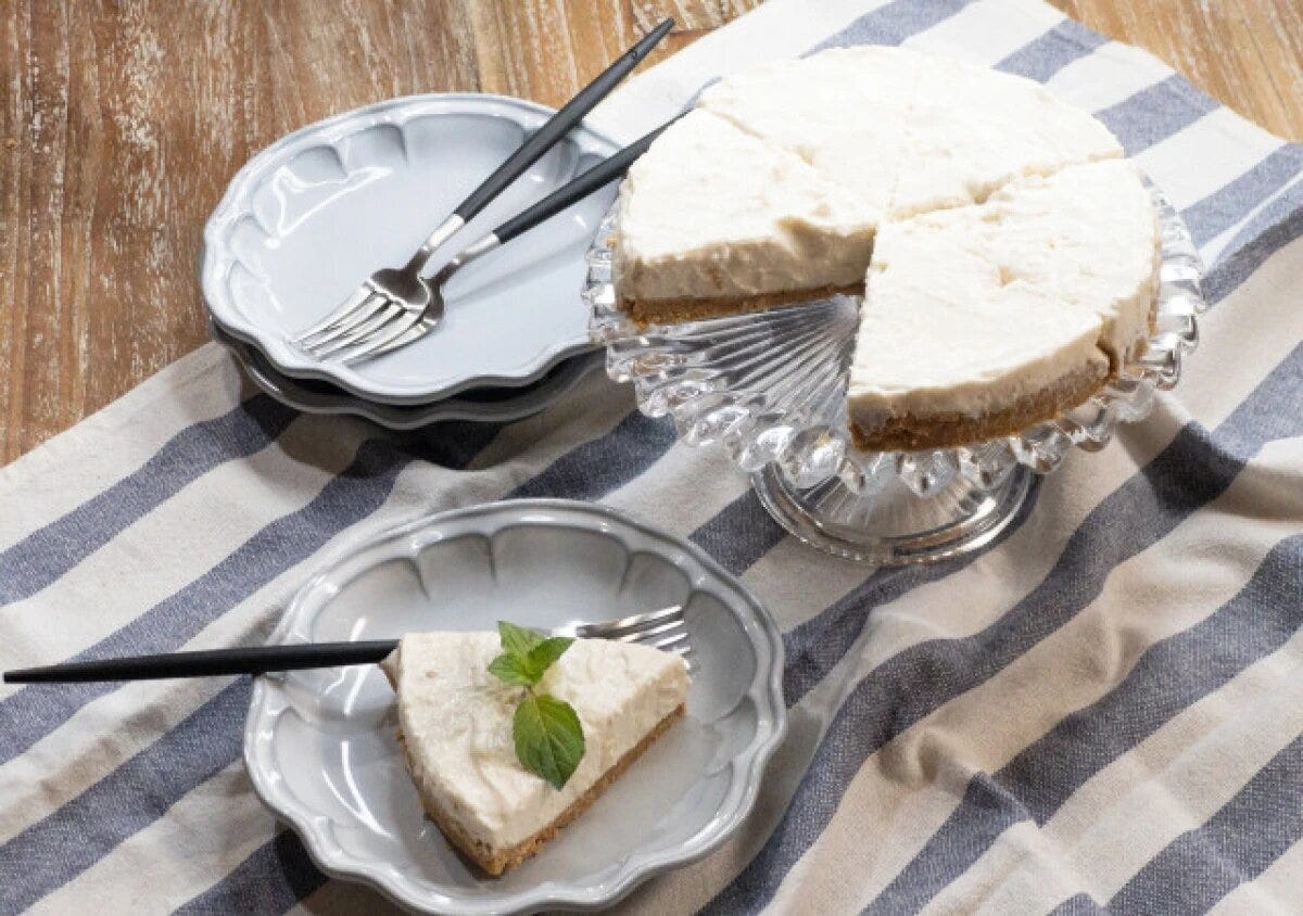 ケーキスタンドのレアチーズ風ヨーグルトケーキと取り分けられた一切れ