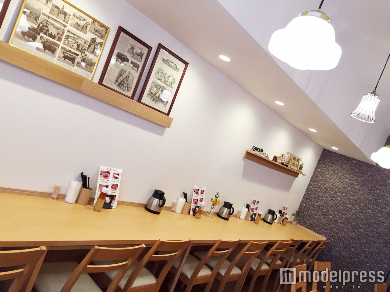 おひとりさまでもOKなカウンター席とテーブル席を完備（C）モデルプレス