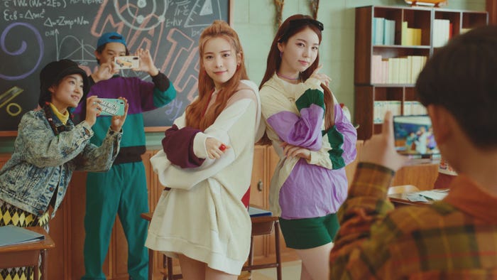 NiziU(MAYA、AYAKA)/新TVCM「いよいよスマホデビュー」篇より(提供写真)