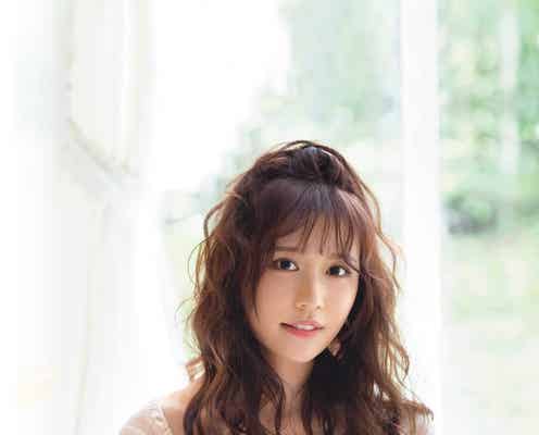 小日向ゆか、美谷間際立つ部屋着姿で魅了「FRIDAY」表紙初登場