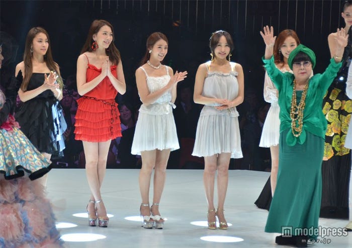 フィナーレで着用したドレスも桂由美氏によるデザイン。