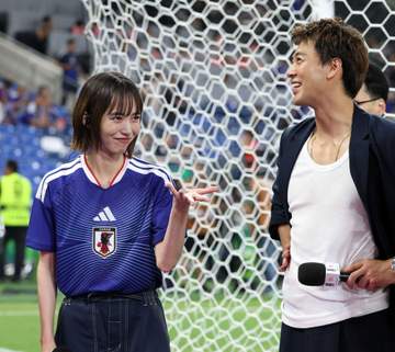 W杯竹内涼真の隣で注目の女優 驚異の9頭身で銀座に現る！スカートが上着より短い？！「可愛すぎるしスタイル良すぎるし見とれる♥」