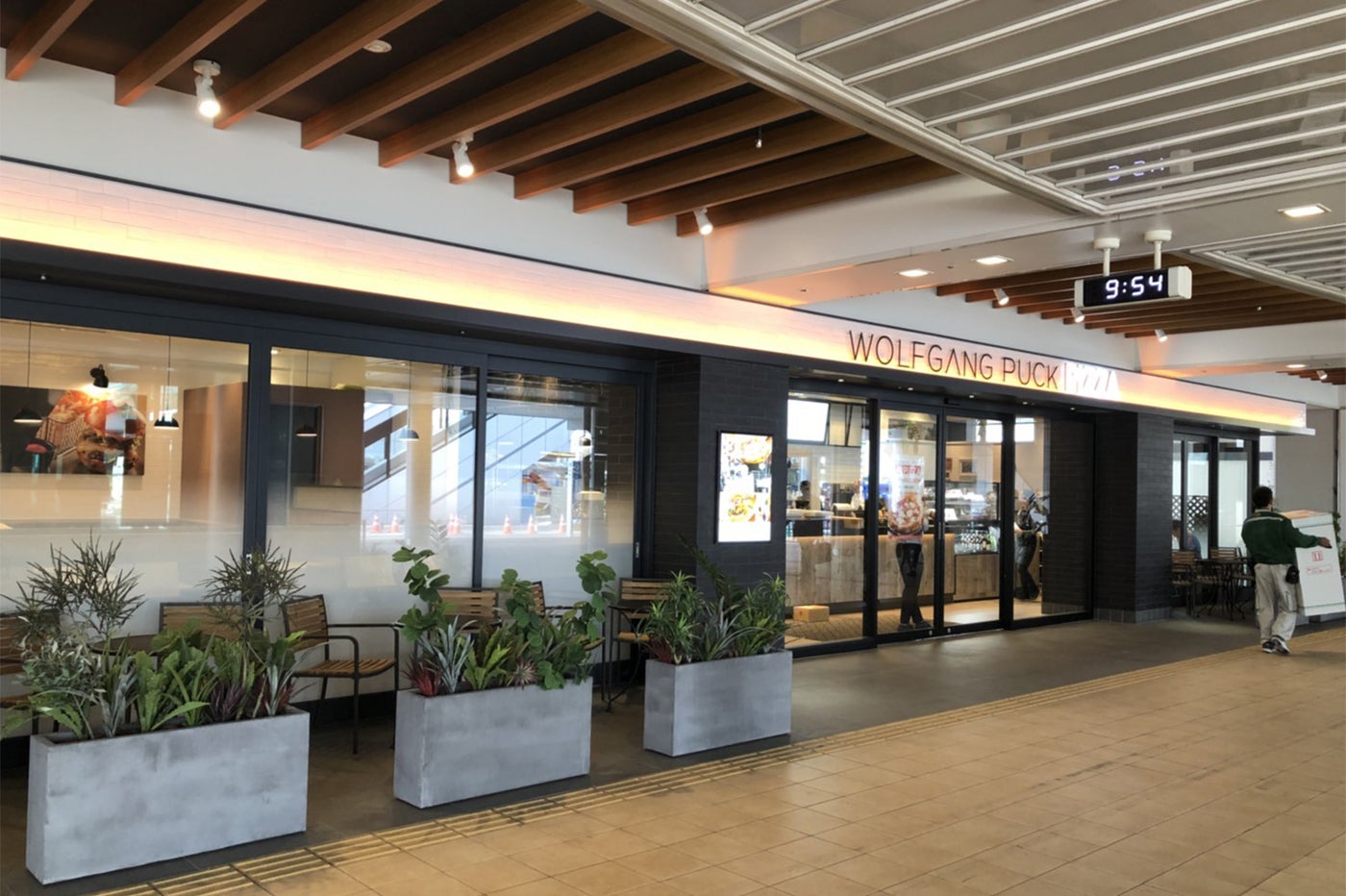ウルフギャングパックピッツァ大阪国際空港店／画像提供：コロワイド