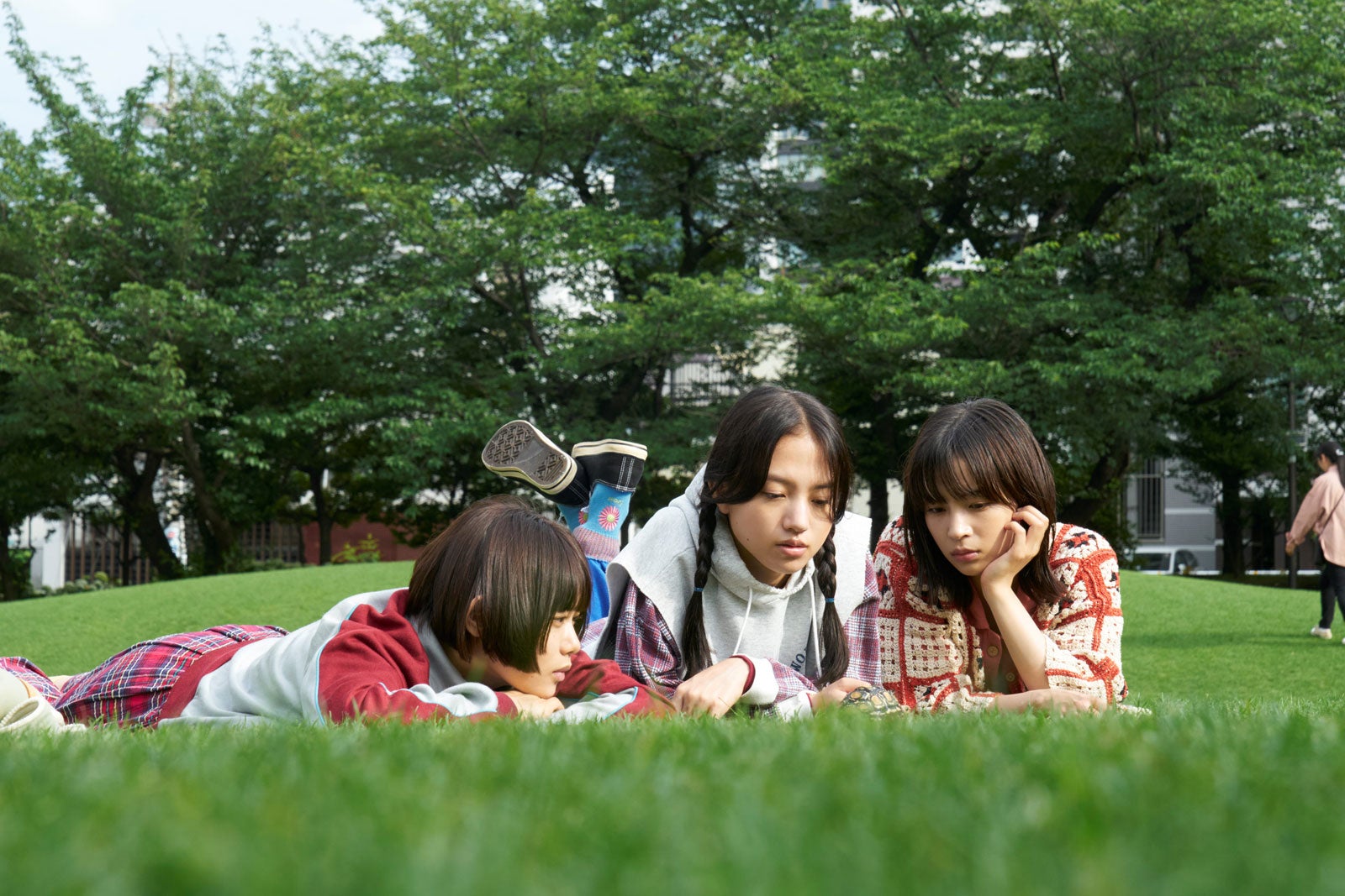 杉咲花、清原果耶、広瀬すず／場面写真より（C）2025『片思い世界』製作委員会