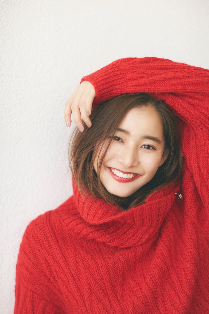 「新木優子オフィシャルカレンダー2018.4-2019.3」収録カット(画像提供:SDP)