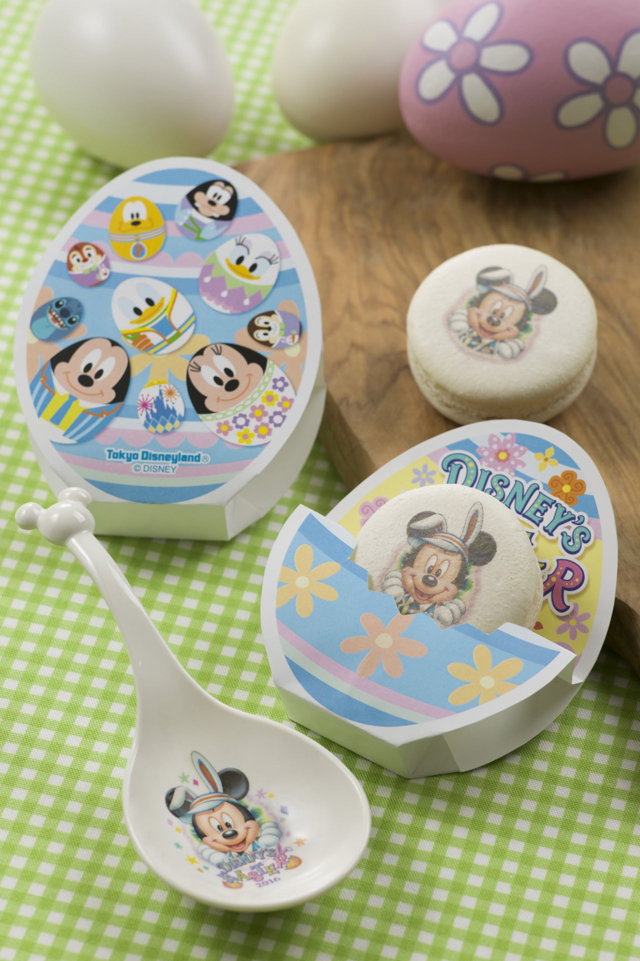 マカロン（レモンガナッシュ）、スーベニアレンゲスプーン付き680円（C）Disney