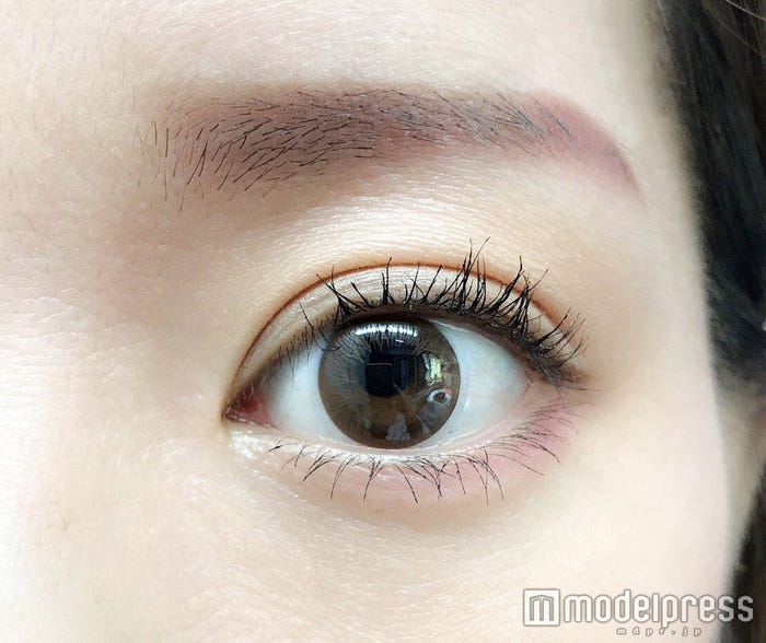 眉にも赤ちょい足しして統一感を演出して/写真:Risa(C)モデルプレス