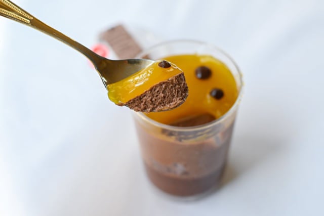 ピエール・エルメシグネチャーカップケーキショコラオランジュをスプーンですくっているところ