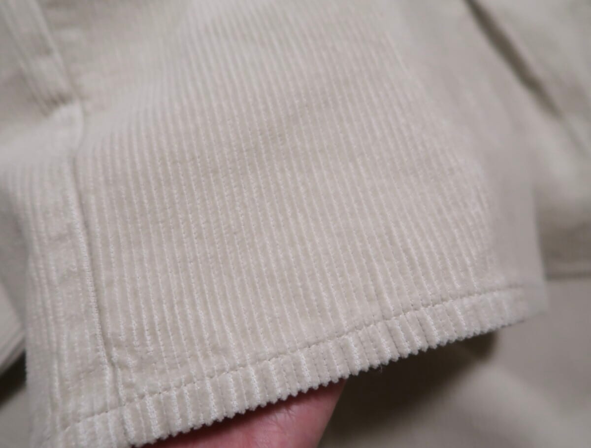 ぬくもりのあるコーデュロイ素材は肌に触れた時から暖かい