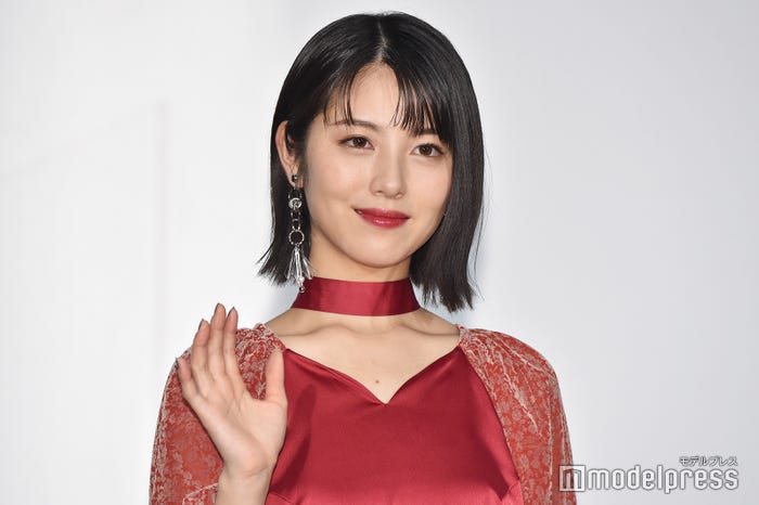 黒髪の浜辺美波(C)モデルプレス