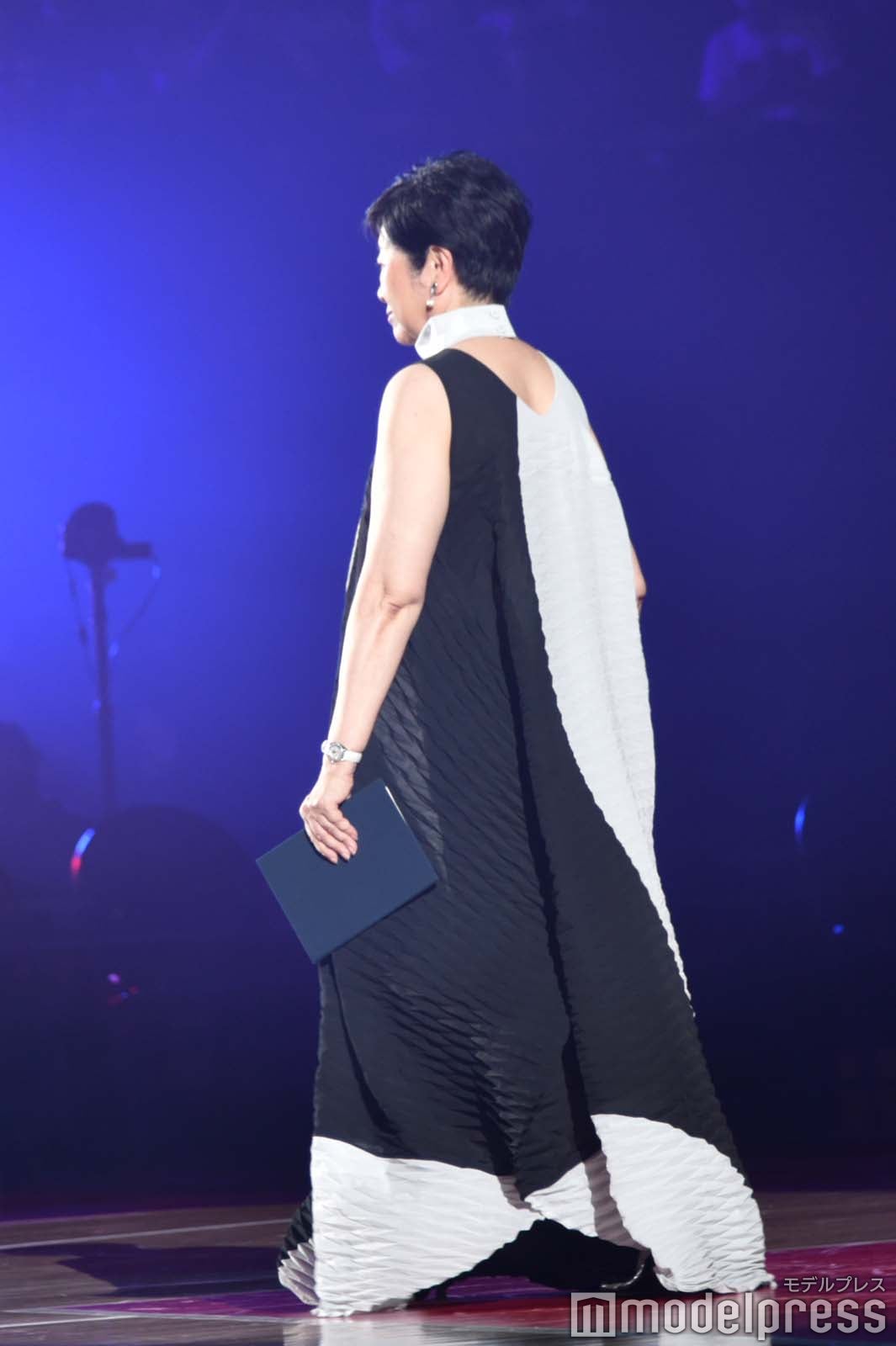 ヘルシーな肌見せバックスタイル／小池百合子都知事（C）モデルプレス