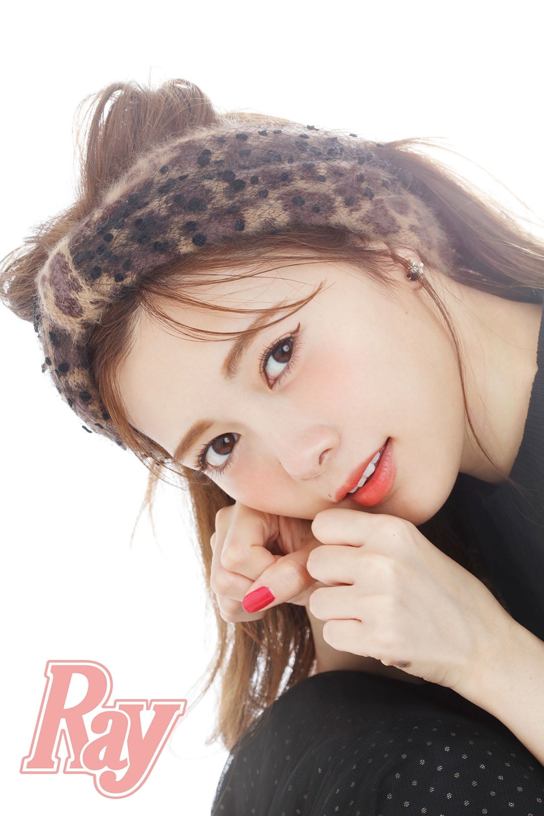 乃木坂46白石麻衣、甘えんぼな三毛ネコに変身