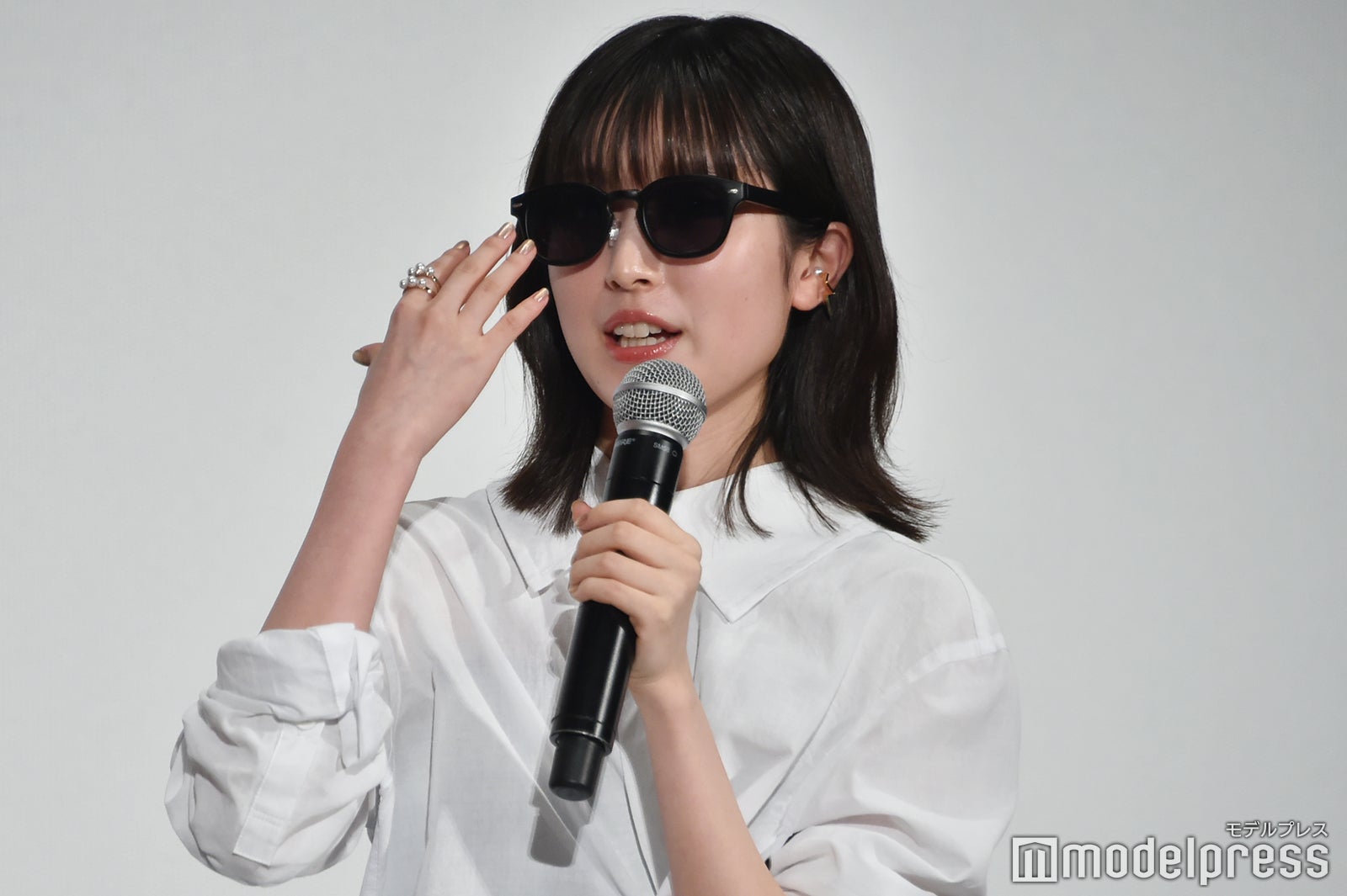 サングラスでメイクが崩れた顔を隠せることを主張する福本莉子（C）モデルプレス