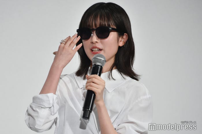 サングラスでメイクが崩れた顔を隠せることを主張する福本莉子(C)モデルプレス