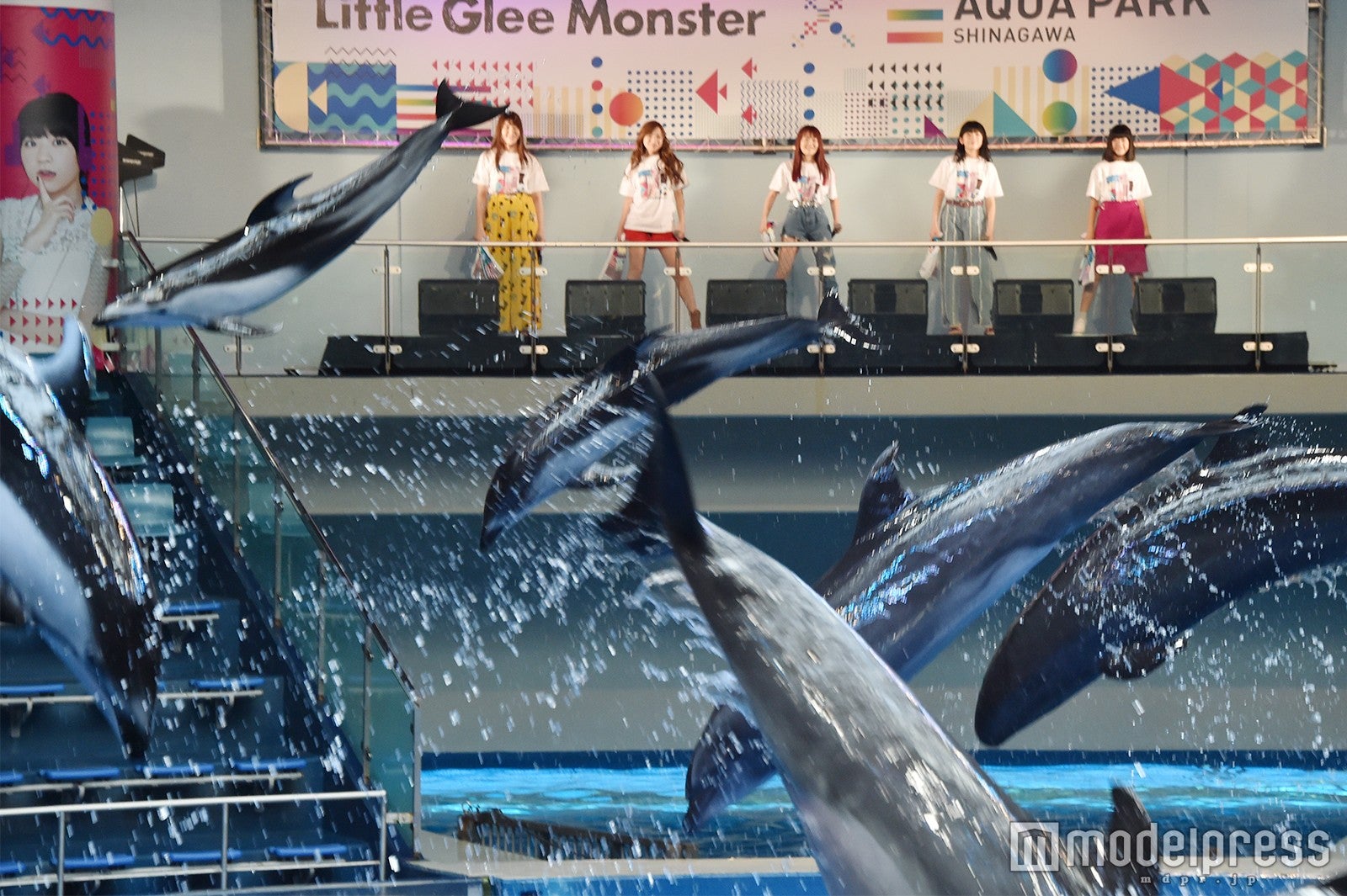 たくさんのイルカとコラボ／Little Glee Monster （C）モデルプレス