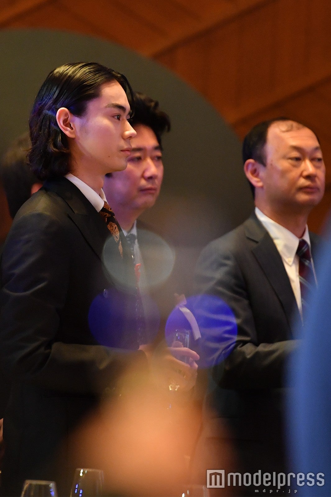 乾杯前の菅田将暉 （C）モデルプレス