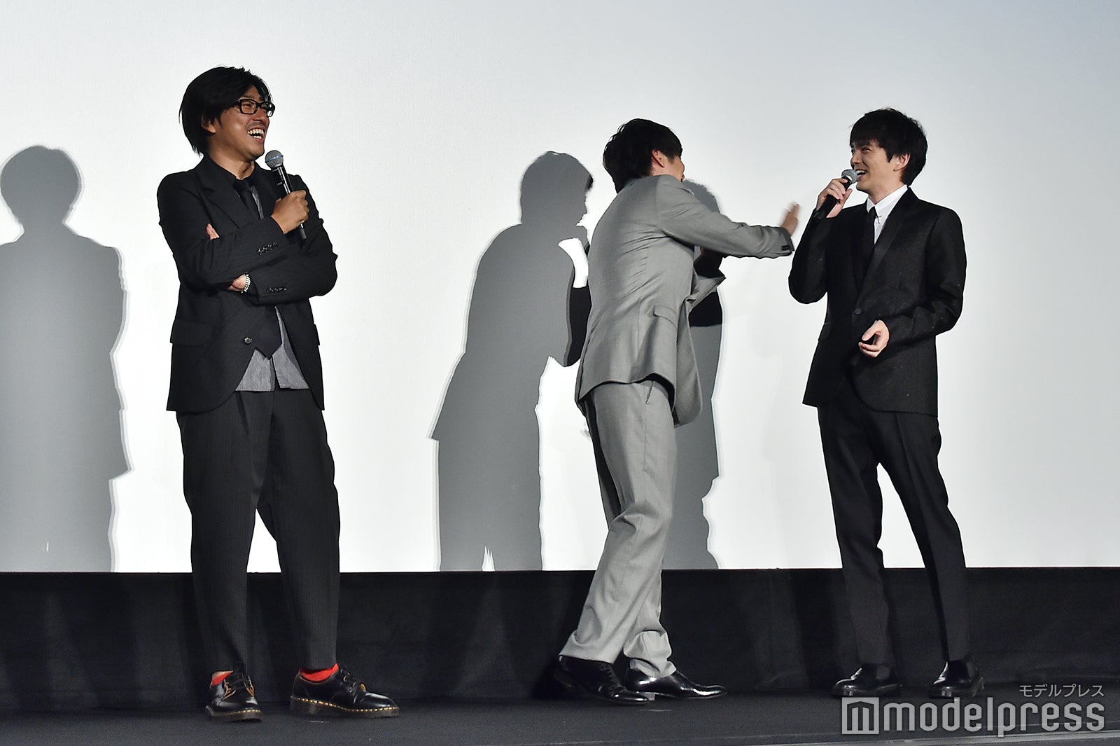 林遣都（右）からオールアップ時の挨拶が「当たり障りのない挨拶」と言われツッコむ田中圭（中央）／（C）モデルプレス