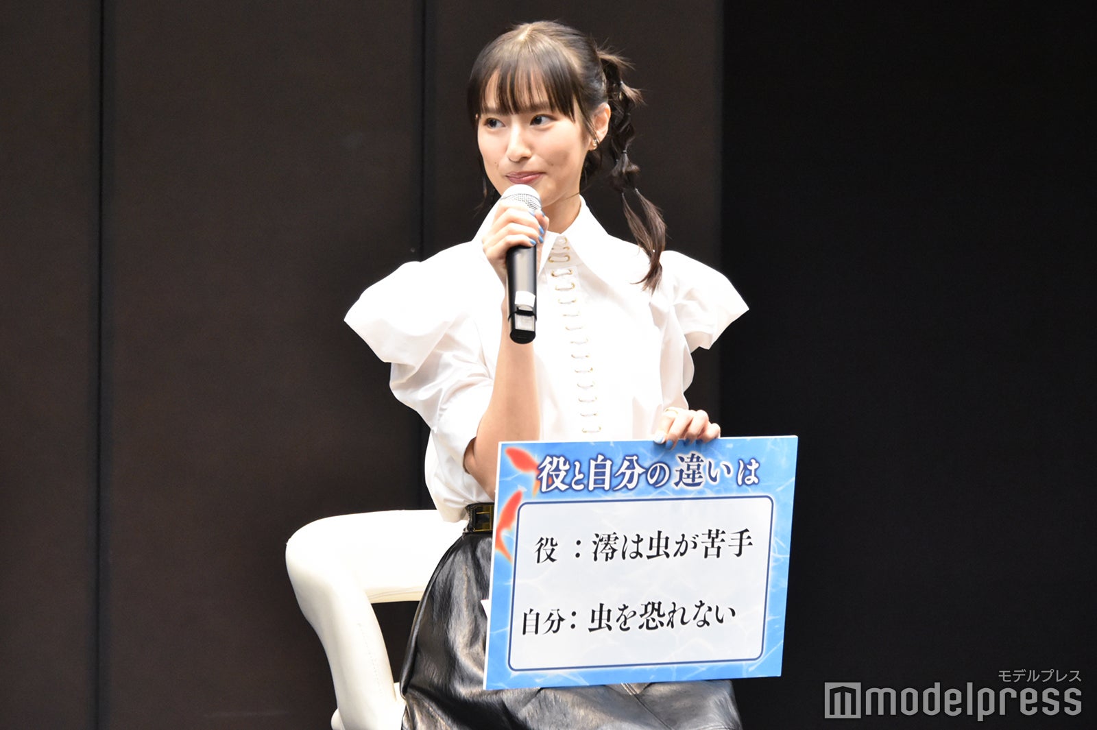 現場で虫退治していた恒松祐里（C）モデルプレス