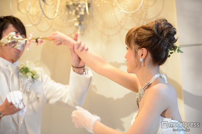 鈴木奈々 念願の挙式が実現 指輪忘れるなどハプニング続出 笑いと涙溢れる式 モデルプレス 鈴木奈々 念願の挙式が実現 指輪忘れるなどハプニング続出 笑いと涙溢れる式 モデルプレス
