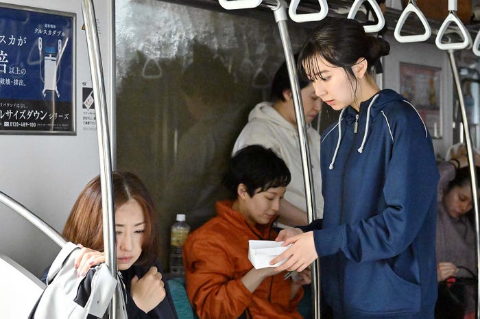 松雪泰子、上白石萌歌「ペンディングトレイン―8時23分、明日 君と」(C)TBS