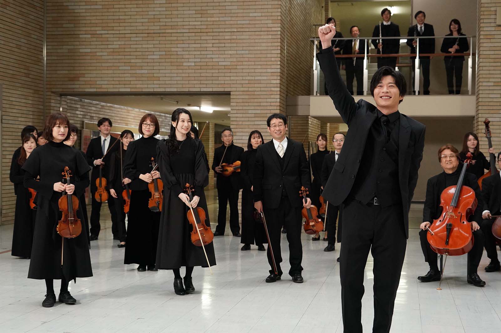 田中圭ら／「リバーサルオーケストラ」第4話より（C）日本テレビ