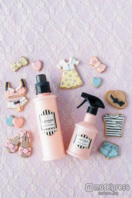（左）LAVONS for PEACH JOHN（シークレットブロッサムの香り）柔軟剤600ml￥665、（右）LAVONS for PEACH JOHN（シークレットブロッサムの香り）ファブリックミスト370ml￥474／「saita」5月号より／画像提供：セブン＆アイ出版