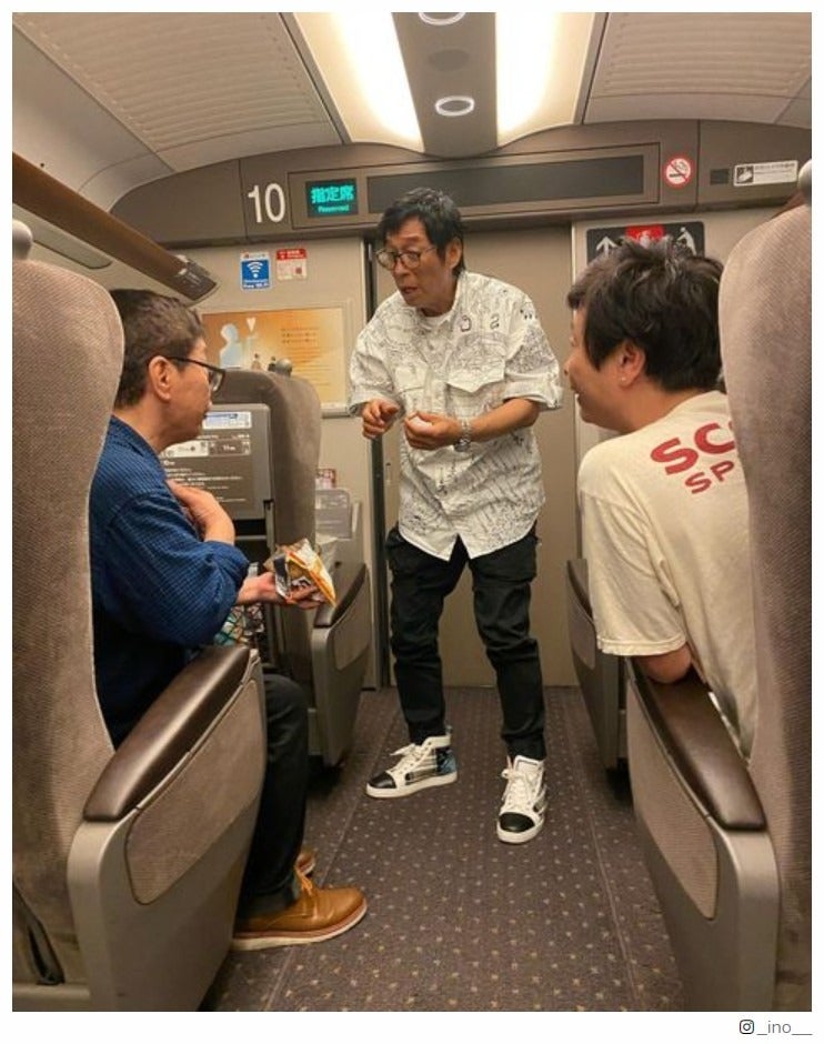 明石家さんまら、変装なしで新幹線「びっくり」「みんな楽しそうで素敵」と話題に 次長課長・井上聡が公開