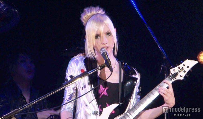 ショーケースライブの様子/「REACH the SKY」デラックス・エディション特典DVD（ユニバーサル インターナショナル：4月25日発売）より