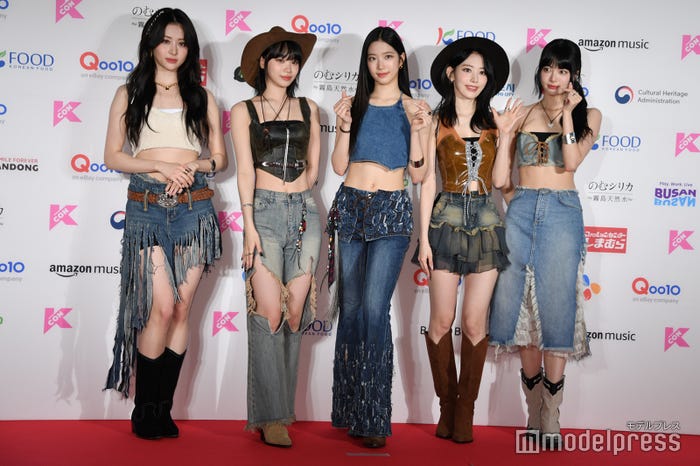 LE SSERAFIM(左から)HUH YUNJIN、KIM CHAEWON、KAZUHA、SAKURA、HONG EUNCHAE(C)モデルプレス