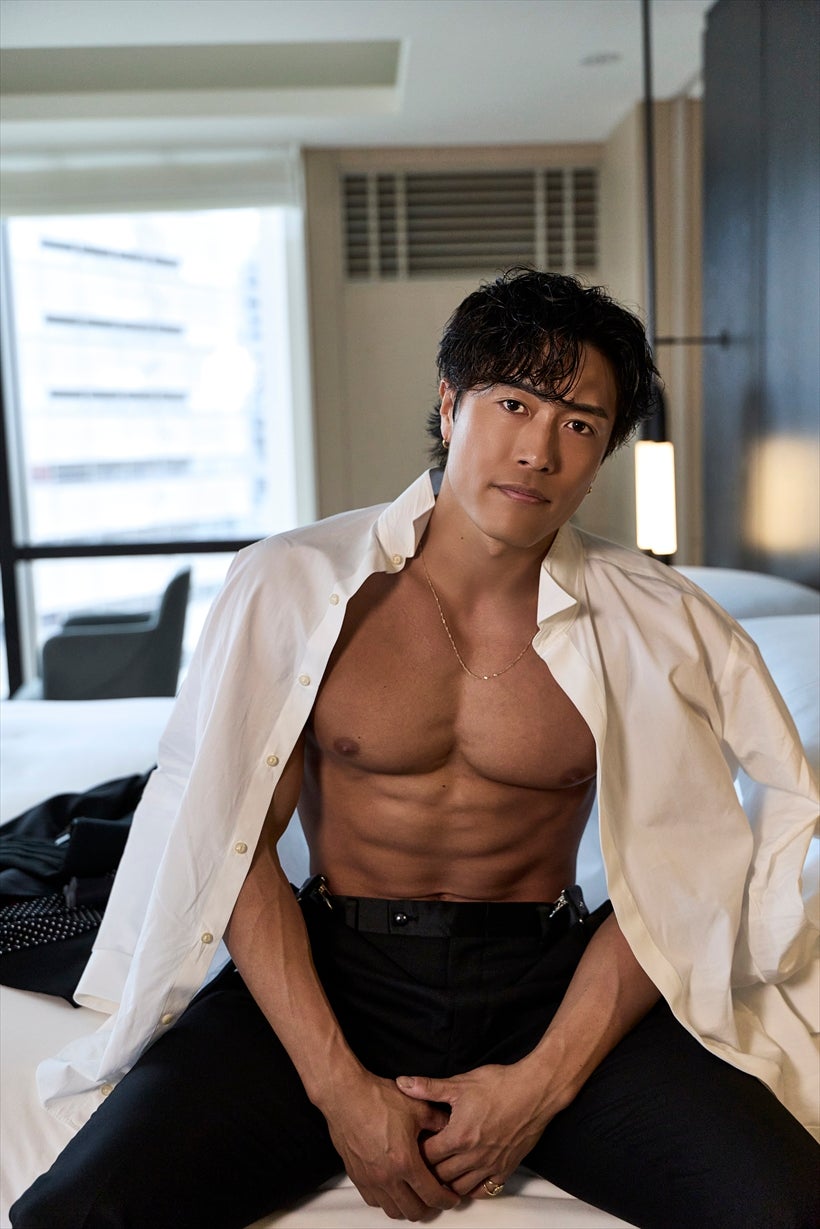 中務裕太1st写真集「1000%」特別限定版書影イメージ（提供写真）