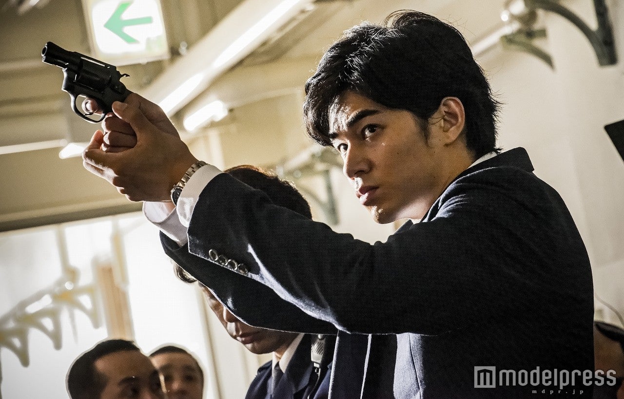 東出昌大、初の役柄に挑戦　睨みをきかせて周囲を圧倒