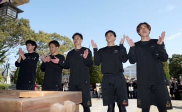 ロッテ・小島 4つの目標で「やりかえす」 神社参拝、絵馬に「優勝、規定投球回数、14勝、防2.50」