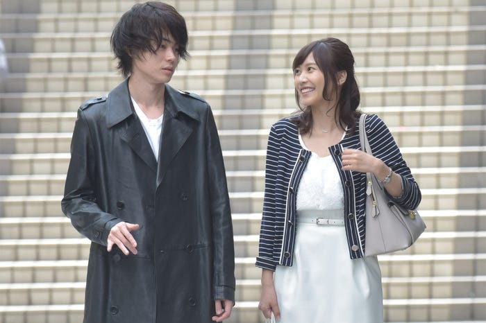 菅田将暉、佐野ひなこ/「地味にスゴイ!DX 校閲ガール・河野悦子」より(C)日本テレビ