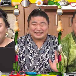 （左から）マツコ・デラックス、若隆景、若元春（C）日本テレビ