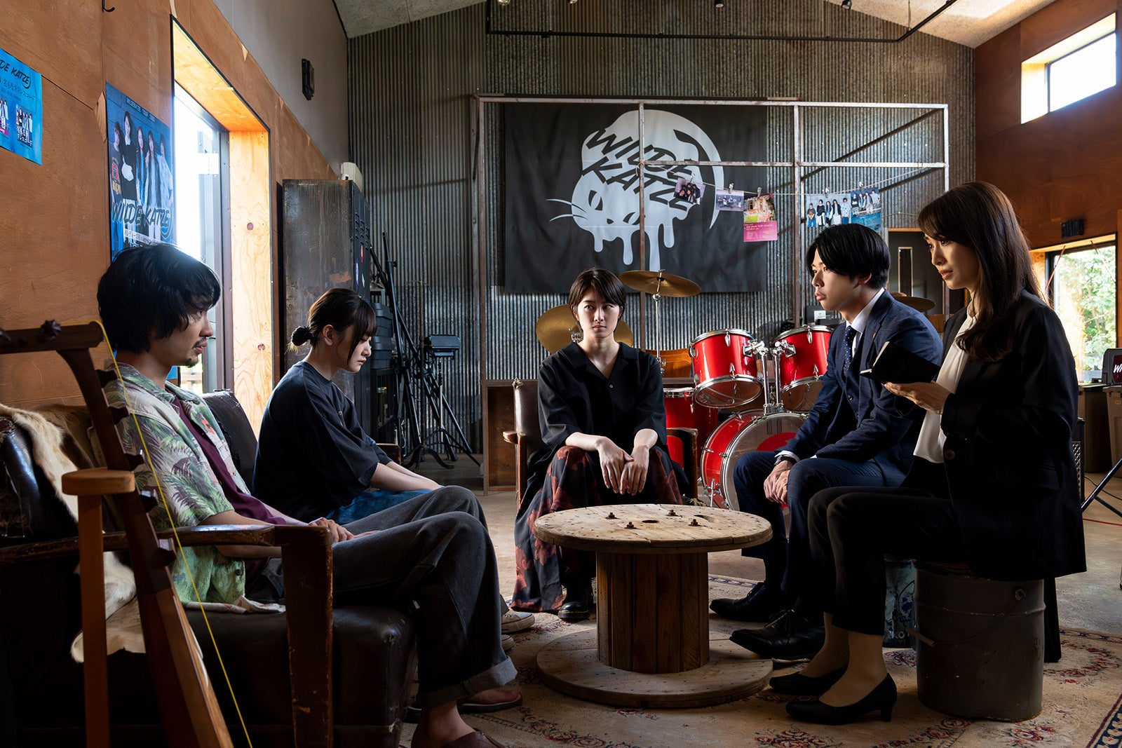 （左手前から）永嶋柊吾、生駒里奈、高月彩良、増田貴久、泉里香「ギフテッド」第7話より（C）東海テレビ