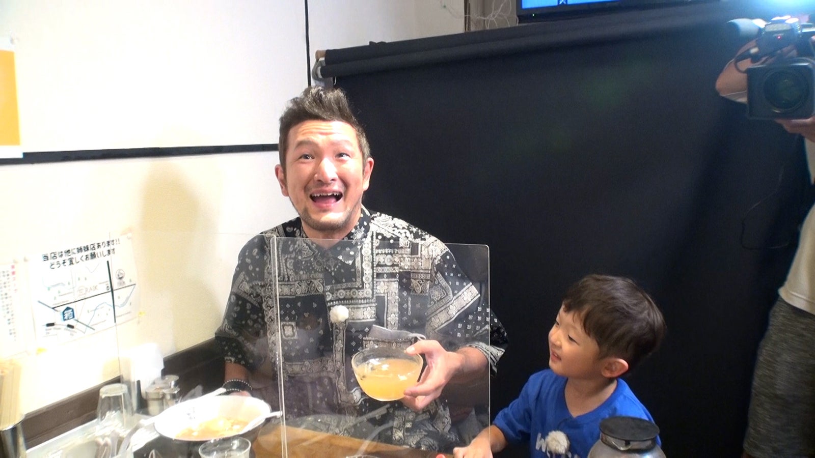 （左から）中村獅童、陽喜くん （C）フジテレビ